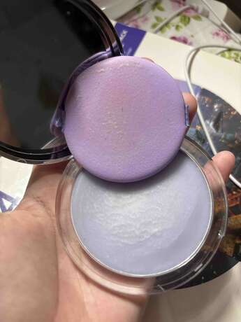 ภาพตลับแป้งฝุ่นคุมมัน Shein สีฟ้าหรือม่วงที่มีดีไซน์น่ารัก พร้อมพัฟฟ์ที่อยู่ในตลับ เหมาะสำหรับพกพา