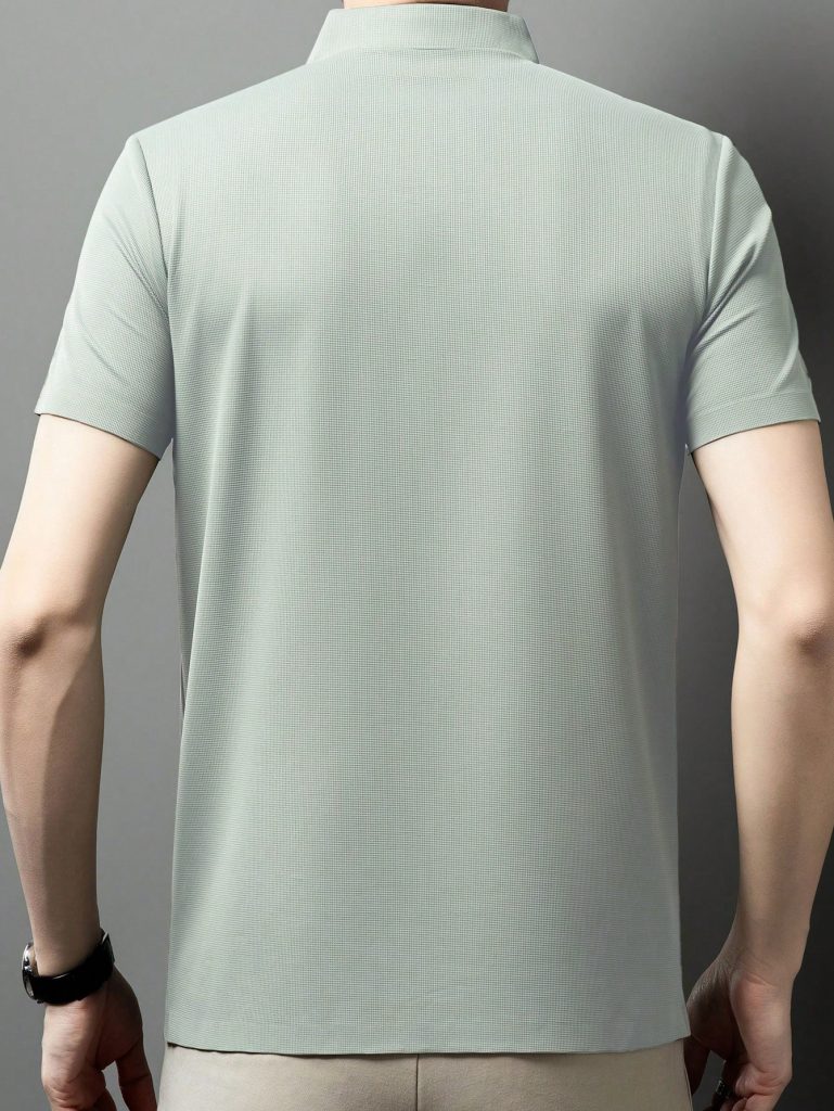 เสื้อโปโลสีกรมท่า คอเสื้อและกระดุม ใกล้ชิดเผยรายละเอียดเนื้อผ้าหายใจดี