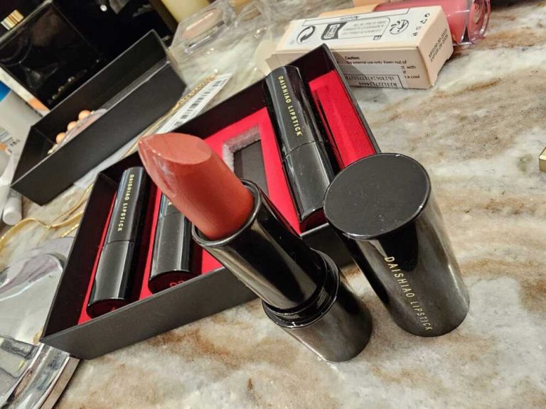 ชุดลิปสติก Daiso 4 ชิ้น แมตต์กำมะหยี่ ติดทน ชุ่มชื้น ราคาสุดคุ้มสำหรับสาวๆ ที่รักเมคอัพ