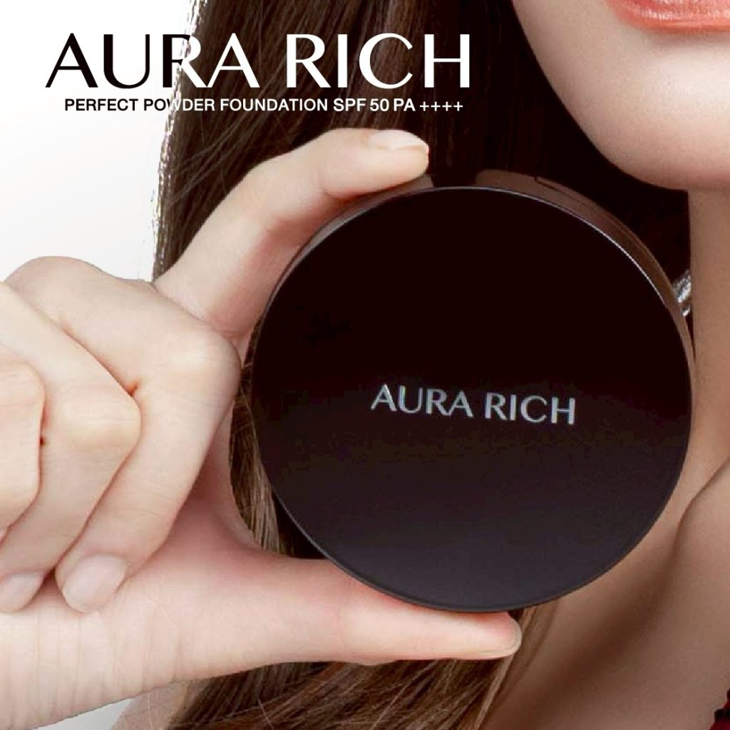 แป้งพัฟ Aura Rich Honey Gold ใกล้ชิดเผยพัฟนุ่มและกระปุกหรูหรา เนื้อแป้งเบาติดทน