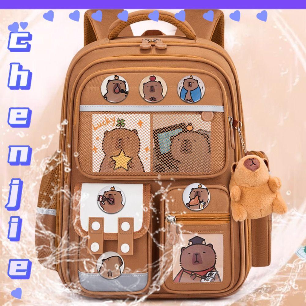 กระเป๋าเป้ Elements Large-Black ใกล้ชิดเผยช่องจัดระเบียบและลาย Capybara