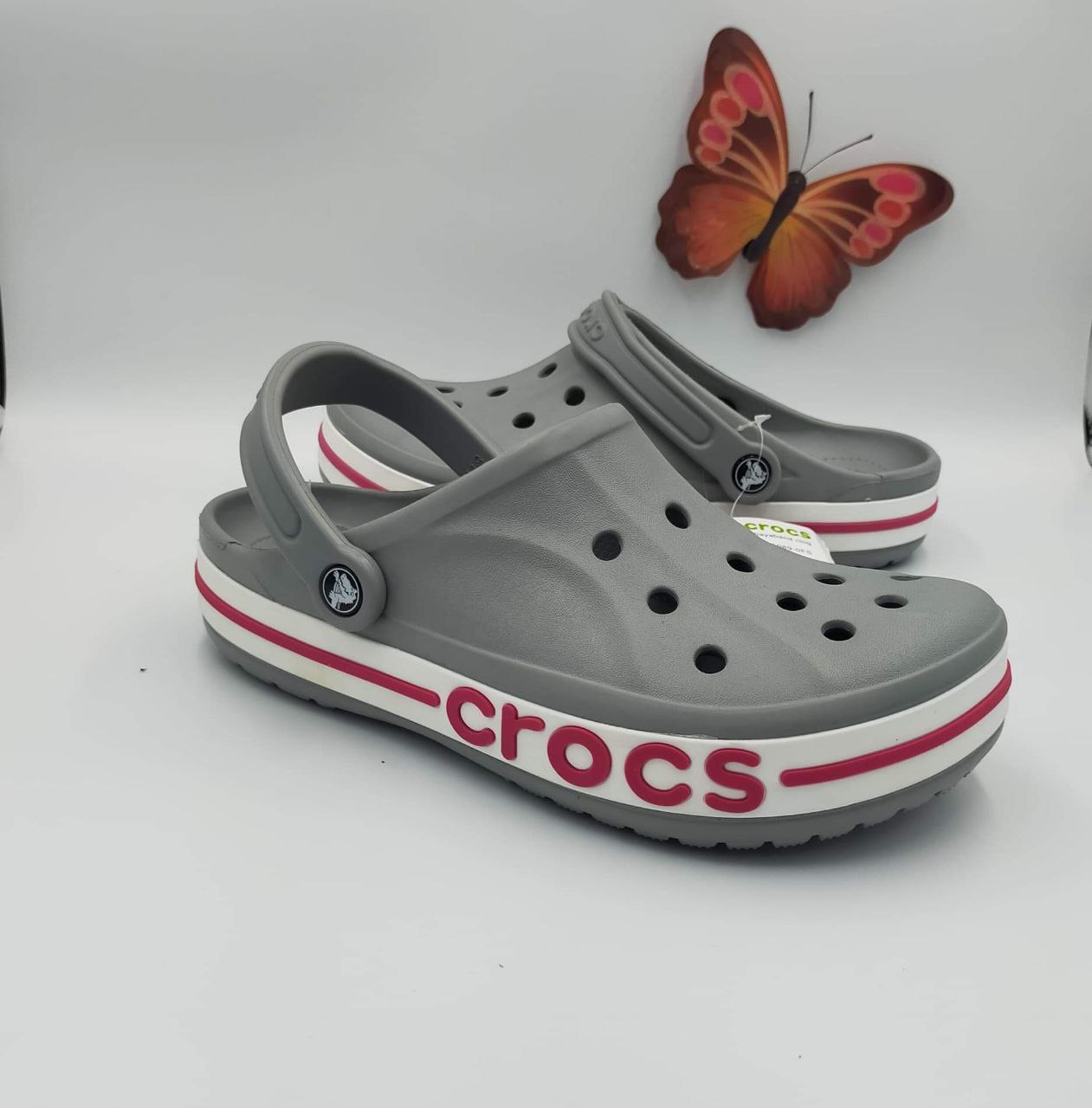 รองเท้าแตะ Crocs ผู้หญิงสีน้ำเงิน สวมกับกางเกงขาสั้น มุมด้านข้างโชว์ลุคลำลอง