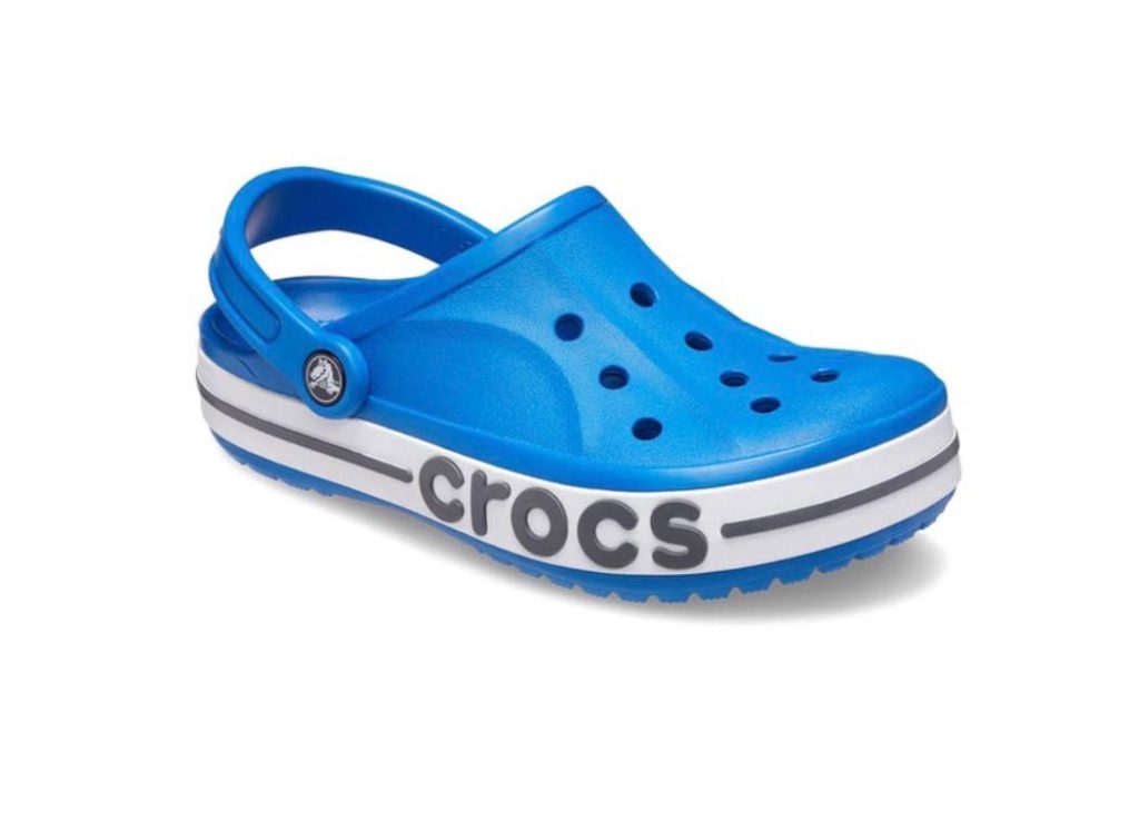 รองเท้าแตะ Crocs ผู้หญิงสีน้ำเงิน สวมกับกางเกงขาสั้น มุมด้านข้างโชว์ลุคลำลอง