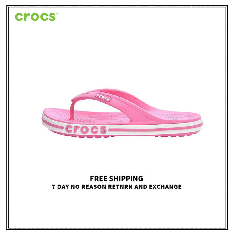 รองเท้าแตะฟลิปฟล็อป Crocs สีชมพู วางบนพื้นเรียบ ดูน่ารักและสบาย