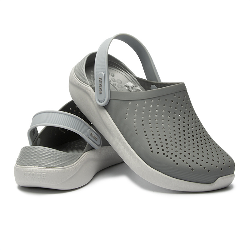 รองเท้าแตะ Crocs ผู้หญิงสีน้ำเงิน สวมกับกางเกงขาสั้น มุมด้านข้างโชว์ลุคลำลอง