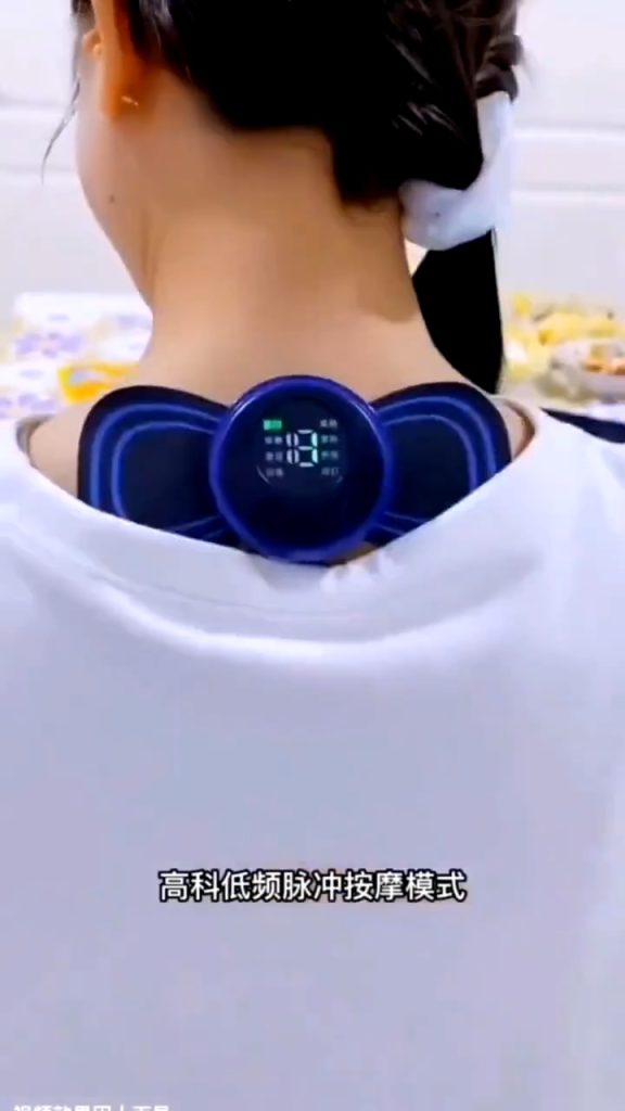 เครื่องนวดคอไฟฟ้าพกพา 8 โหมดสีดำวางบนโต๊ะ นวดกระตุ้นกล้ามเนื้อ