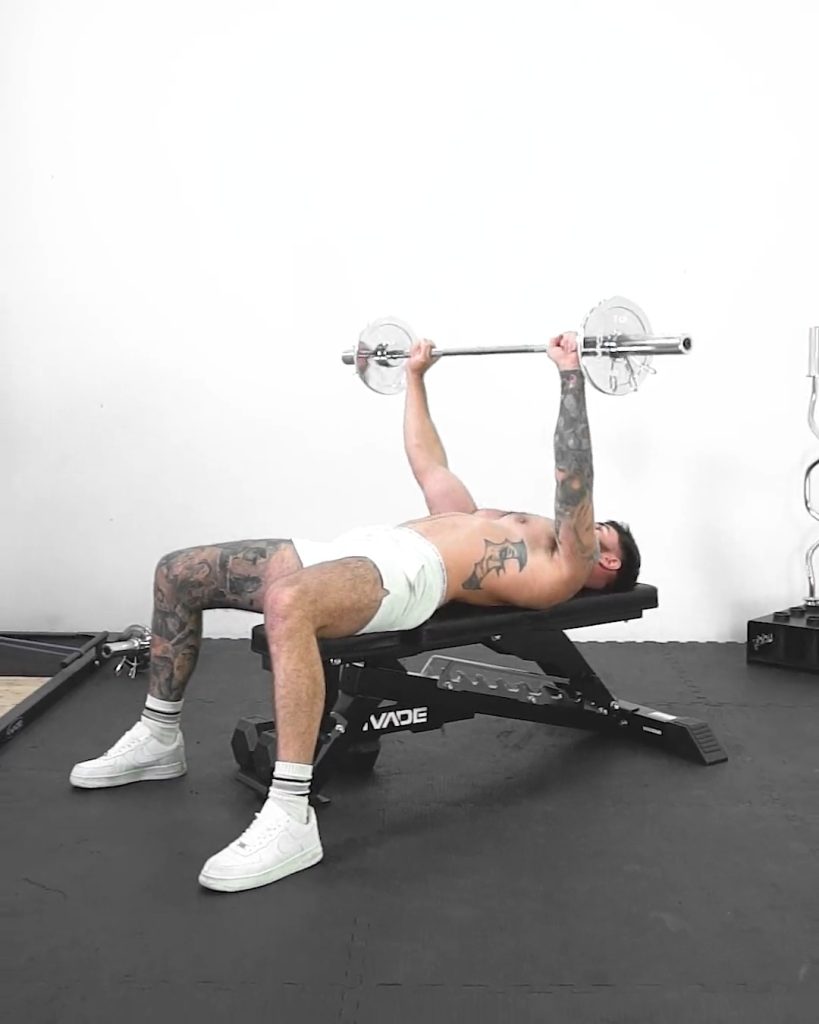 เก้าอี้เล่นเวท IVADE ผู้ใช้กำลังเล่นเวท สไลด์มุมด้านข้างโชว์ปรับ Flat Incline