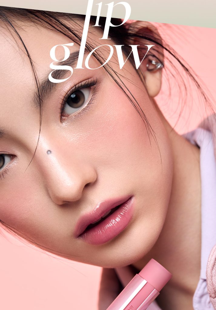 ลิป 3CE Glazy Lip Glow Rose Glaze วางบนโต๊ะ ดูเกลซชุ่มชื้นโกลว์