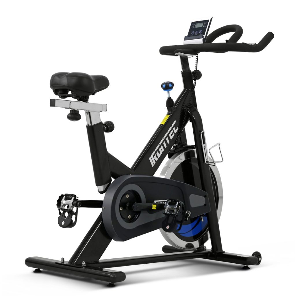 จักรยานออกกำลังกาย IRONTEC SKY ล้อหนัก 18 กก. วางในห้องนั่งเล่น ดูนุ่มเงียบแม่เหล็ก