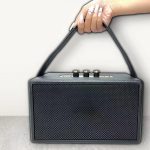 ลำโพงบลูทูธ M13 ผู้ใช้กำลังฟังเพลง สไลด์มุมด้านข้างโชว์พกพาสะดวก