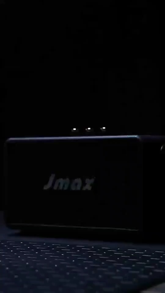 ลำโพง M13 ใกล้ชิดเผยปุ่มปรับระดับและหน้าจอ LED