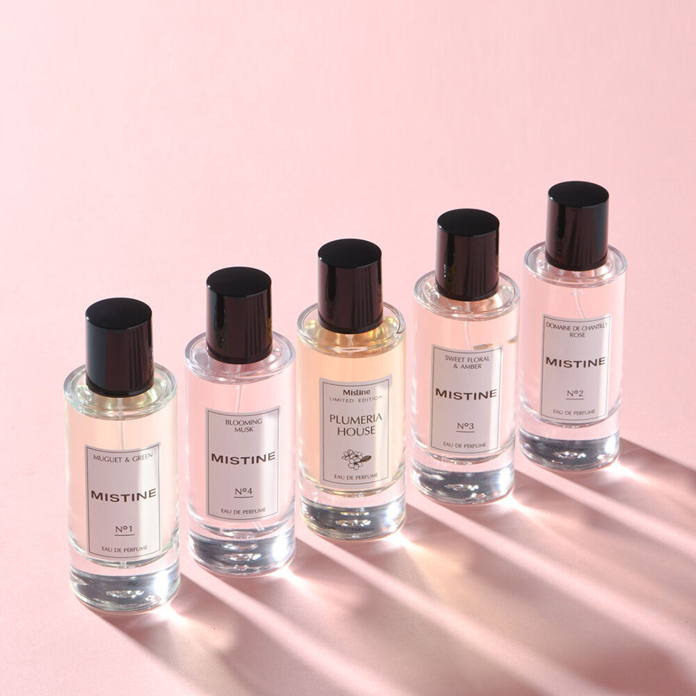 น้ำหอม MISTINE EDP #01 Muguet & Green วางบนพื้นเรียบ ดูหอมละมุนสดชื่น