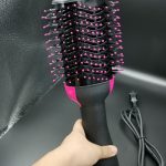 หวีไดร์ OAKSHOP PAE-303 1000W สีดำวางบนโต๊ะ ดูเซรามิคไอออนนุ่ม