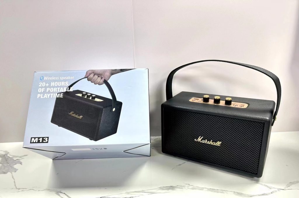 ลำโพง M13 Stockwell II สีดำวางบนโต๊ะ 20 ชม. แบต 3 ตัวปรับ