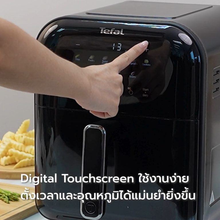 หม้อทอดไร้น้ำมัน Tefal EY821868 6 ลิตร สีดำวางบนเคาน์เตอร์ หน้าจอดิจิทัล