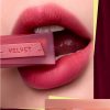ลิป 3CE Velvet Lip Plush (Plush) Molten Copper วางบนโต๊ะ ดูนุ่มกำมะหยี่เม็ดสีแน่น