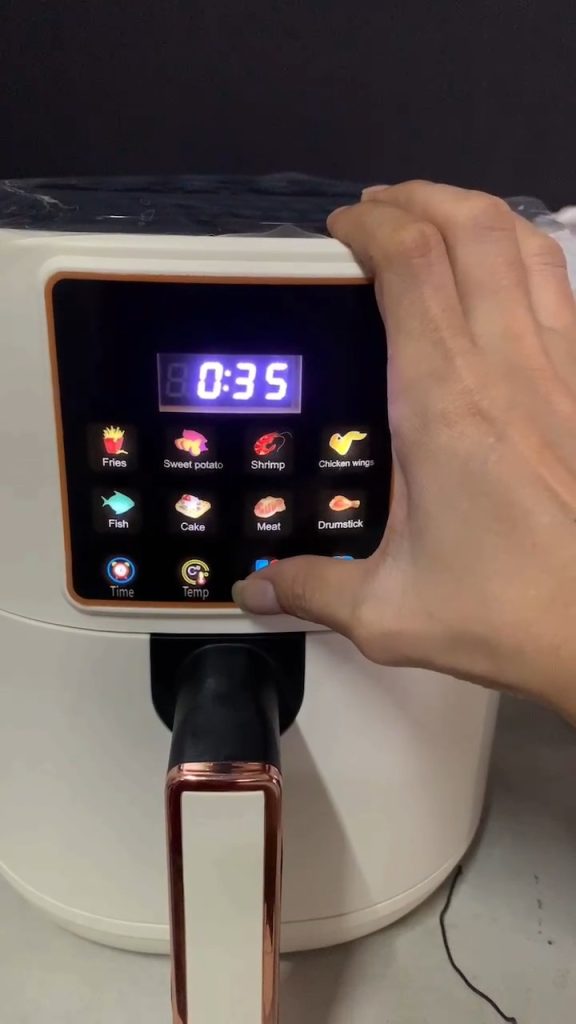 หม้อทอดไร้น้ำมัน Tafel 6L 1400W สีขาวทองวางบนเคาน์เตอร์ หน้าจอสัมผัส LED