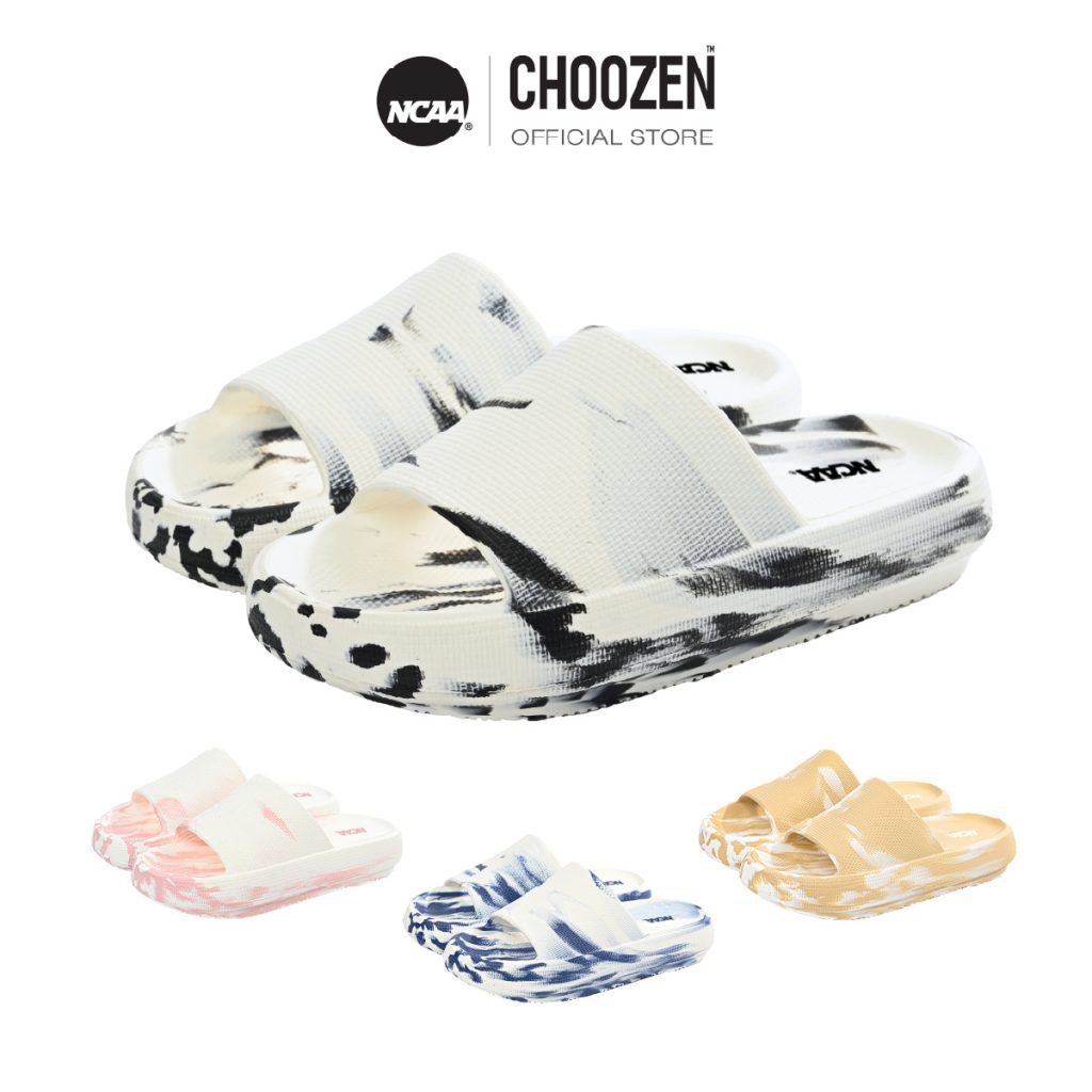 รองเท้าแตะ NCAA Unisex สีน้ำเงิน วางบนพื้นเรียบ ดูนุ่มและกันน้ำ