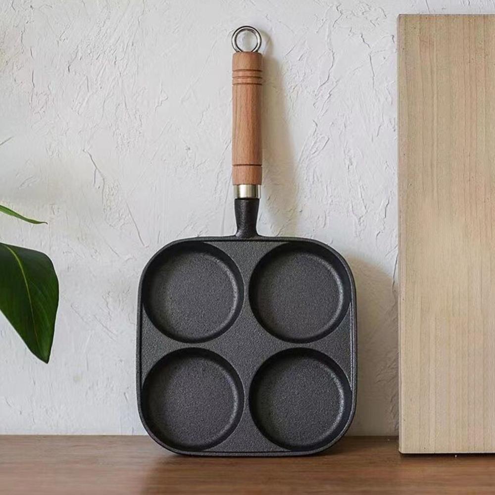 กระทะทอด 4 หลุม ด้ามไม้ แขวนผนังครัว หลุมกลมลึก 4 ช่อง พร้อมเขียงไม้และใบไม้ตกแต่ง ดูเรียบหรู
